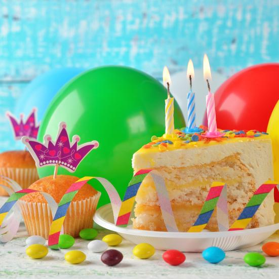 Fødselsdagskage og balloner