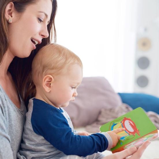 En mor læser med sit lille barn