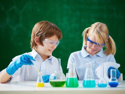 Børn i laboratorie